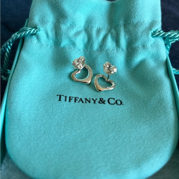 Tiffany & Co. Elsa Peretti Open Heart Stud earring! Brand new, never worn! - Picture 8 of 11